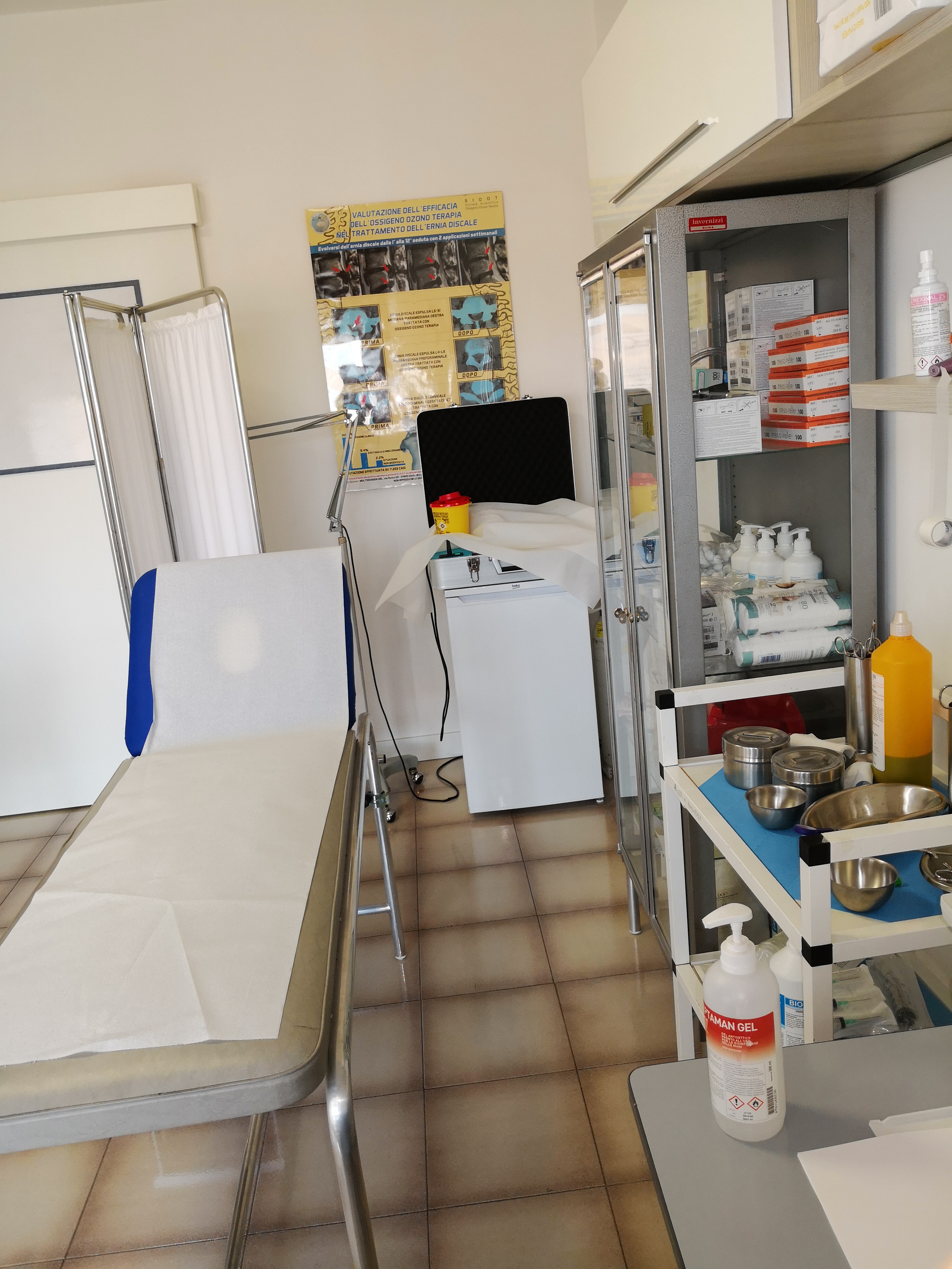 Lettino per le sedute di ossigeno ozono terapia nello studio di Roma EUR Torrino